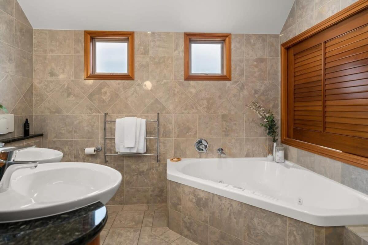 Takapuna Beachfront W Stunning Views Оукланд Екстериор снимка