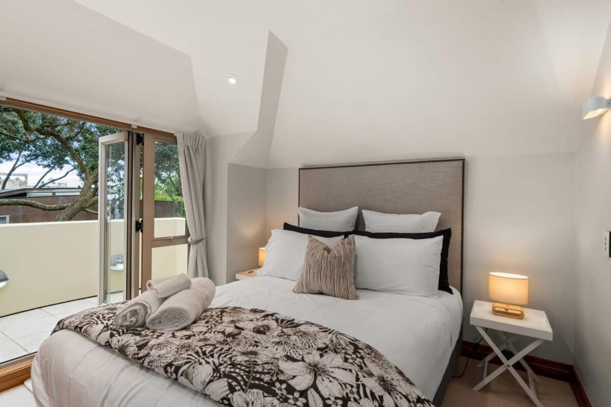 Takapuna Beachfront W Stunning Views Оукланд Екстериор снимка